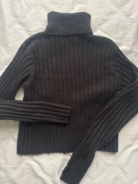 Classic Ribbed Turtleneck Sweater - Black